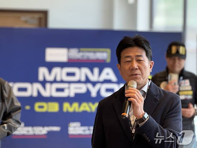WHOOP UCI MTB 월드시리즈 대회가 열린 1일 강원 평창군 모나용평에서 대회 조직원장을 맡은 황기영 KG모빌리티 대표가 대회 관계자들에게 인사하는 모습 2026.5.4/뉴스1 ⓒ News1 박종홍 기자