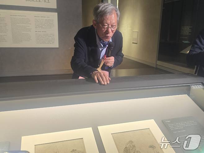 4일 국립중앙박물관에서 열린 기자간담회에서 유홍준 국립중앙박물관장이 '단원 김홍도, 시대를 그리다'전 전시실 관람을 함께하며 직접 도슨트를 진행하고 있다. ⓒ 뉴스1 김정한 기자