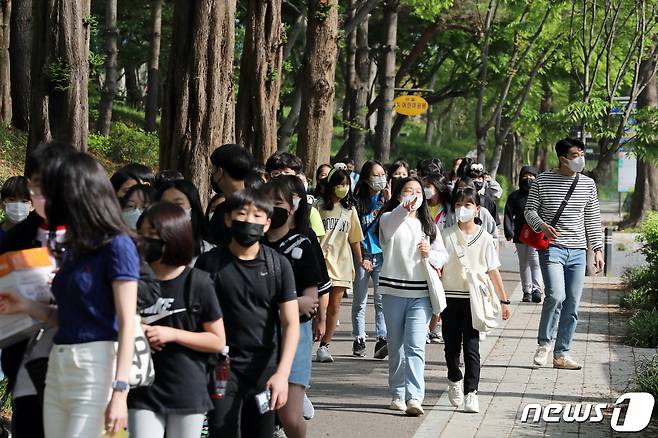 광주 북구 서일초등학교에서 6학년 학생들이 수학여행 출발에 들뜬 모습을 보이고 있다. ⓒ 뉴스1 황희규 기자