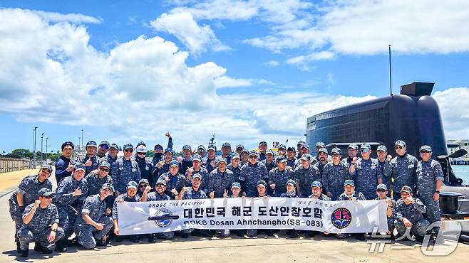 지난 3월 한국과 캐나다 해군 연합협력훈련 참가를 위해 진해군항을 출항한 도산안창호함(SS-Ⅲ) 승조원들이 4일 미국 하와이 진주만-히캄 합동기지에 입항 후 기념촬영하는 모습.2026.5.4./ⓒ 뉴스1(해군 제공)