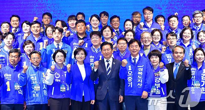 정청래 더불어민주당 대표가 4일 오후 경북 포항시 북구 라한호텔에서 열린 경북 공천자 대회에서 참석자들과 기념촬영을 하고 있다. 2026.5.4 ⓒ 뉴스1 최창호 기자