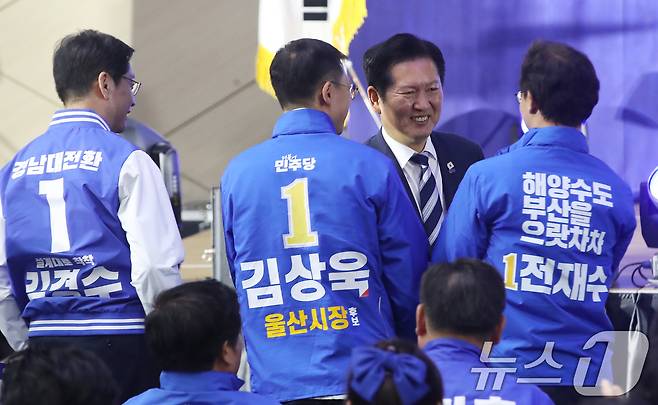 정청래 더불어민주당 대표가 4일 부산 동구 부산항국제전시컨벤션센터에서 열린 부산·울산·경남 공천자대회에서 전재수 부산시장 후보(오른쪽부터), 김상욱 울산시장 후보, 김경수 경남지사 후보와 인사하고 있다. 2026.5.4 ⓒ 뉴스1 윤일지 기자