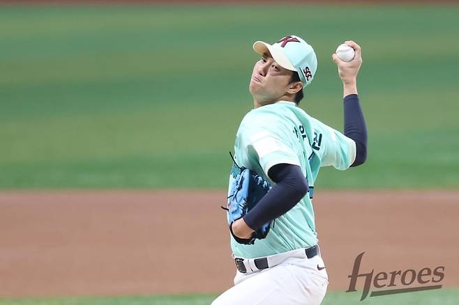 키움 안우진이 2일 고척스카이돔에서 열린 2026 KBO리그 정규시즌 두산전에 선발 등판해 역투하고 있다. 사진 | 키움 히어로즈