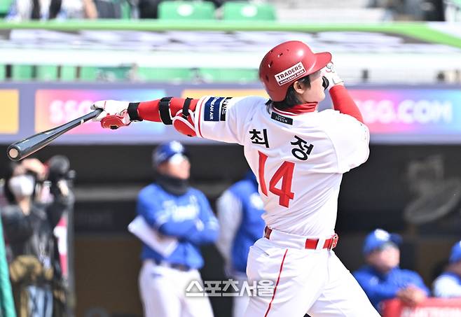 SSG 최정이 17일 인천SSG랜더스필드에서 열린 2026 KBO리그 삼성과 시범경기 2회말 1사 1루 상황에서 삼성 선발 이승민을 상대로 2점 홈런을 치고 있다. 문학 | 박진업 기자 upandup@sportseoul.com