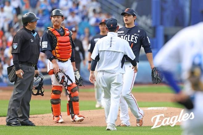 한화 문동주가 2일 대구삼성라이온즈파크에서 열린 2026 KBO리그 정규시즌 삼성전에 선발 등판했으나 1회말 2사 후 교체되고 있다. 사진 | 한화 이글스