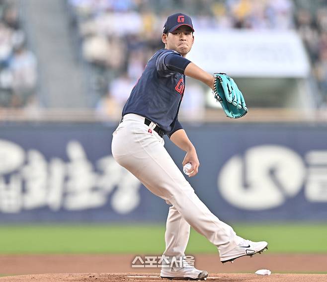 롯데 선발투수 김진욱이 15일 서울 잠실구장에서 열린 2026 KBO리그 두산전에서 역투하고 있다. 잠실 | 최승섭 기자 thunder@sportsseoul.com