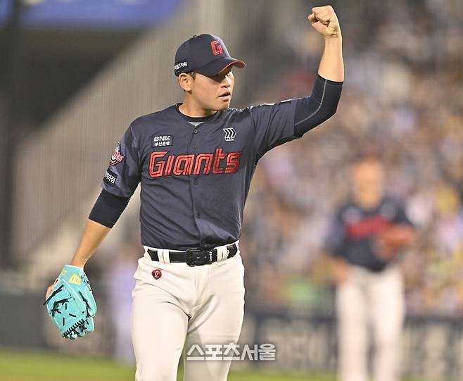 롯데 선발투수 김진욱이 15일 서울 잠실구장에서 열린 2026 KBO리그 두산전 6회말 2사2루 상대 문보경을 삼진처리한 후 환호하고 있다.  잠실 | 최승섭 기자 thunder@sportsseoul.com