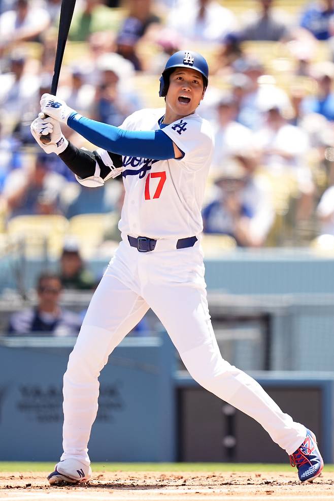 Los Angeles Dodgers' Shohei Ohtani (17) reacts to a foul ball against the Miami Marlins in the first inning of a baseball game Wednesday, April 29, 2026, in Los Angeles. (AP Photo/Scott Strazzante)







<저작권자(c) 연합뉴스, 무단 전재-재배포, AI 학습 및 활용 금지>