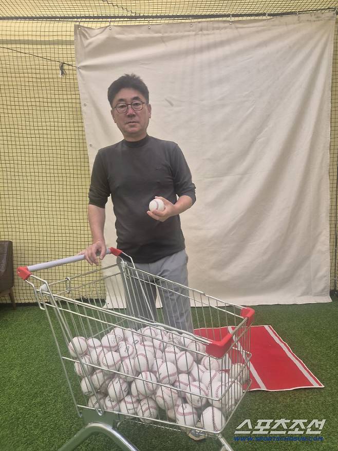 윤석환 전 두산 투수코치는 두산 시절 최고의 투수 조련사로 인정받았다. 그가 재임할 때 정재훈, 이재우, 김성배 등이 주축 마무리, 구원투수로 자리잡았다. 윤 전 코치는 지난달 서울 강동구에 야구아카데미 'YK PITCHING LAP'을 열고 본격적으로 선수 육성에 나섰다.