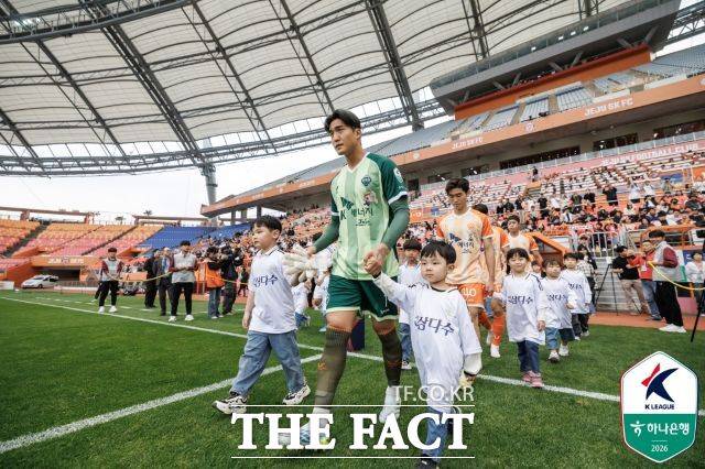 5월2일 K리그 제주 유나이티드-전북현대전이 열린 제주월드컵경기장에서 선수들이 경기장에 입장하고 있다./제주=K리그