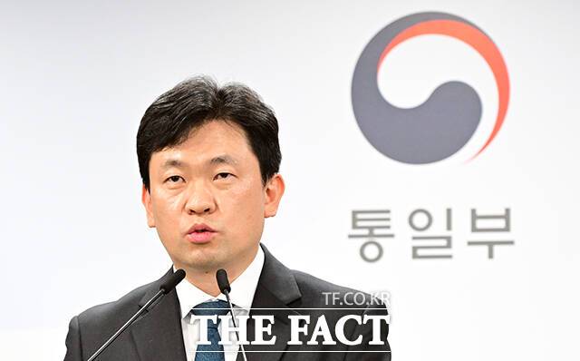 윤민호 통일부 대변인이 4일 오전 서울 종로구 정부서울청사에서 현안 관련 정례브리핑을 하고 있다. /임영무 기자