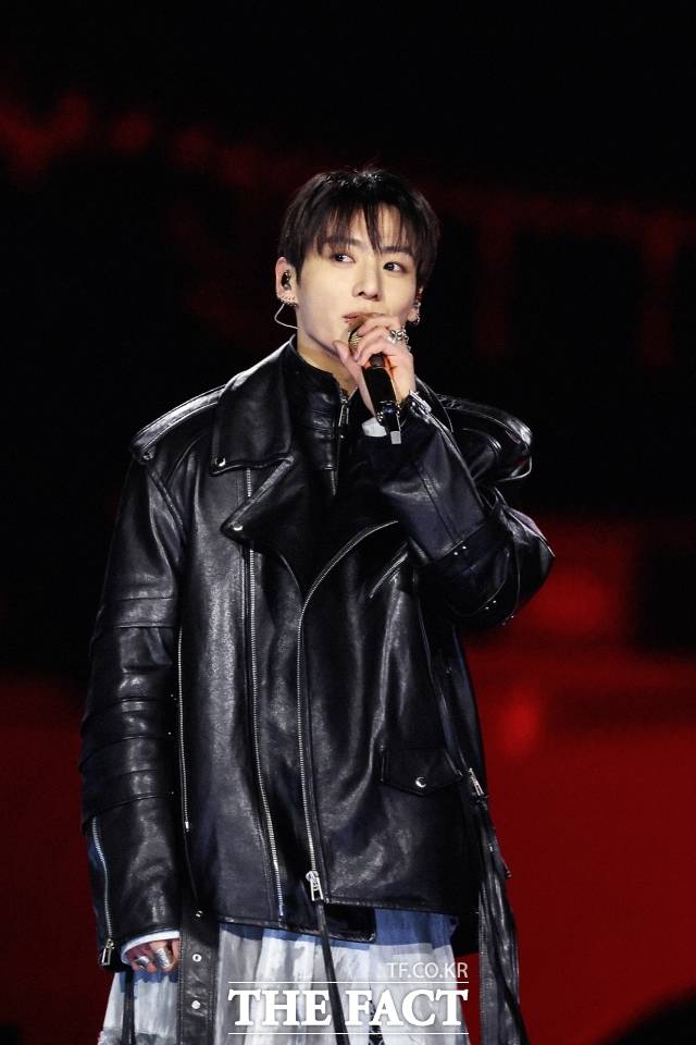 BTS 멤버 정국이 솔로 아티스트로서 독보적인 존재감을 보여주며 다시 한번 신기록 행진을 이어가고 있다. 정국이 지난 3월 서울 광화문 광장에서 정규 5집 '아리랑(ARIRANG)' 앨범 발매를 기념해 마련된 컴백 무대에 올라 화려만 퍼포먼스를 선보이고 있다. /빅히트 뮤직·넷플릭스