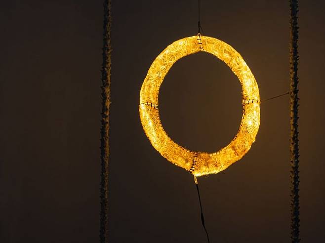 박현진, _타이어 점프 I_, 2026, 클레이, 실, LED, 센서, 스틸, 180x80x20cm. 금호미술관