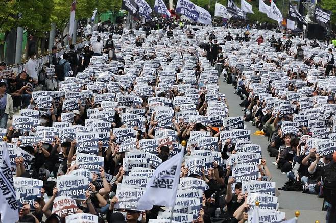 지난달 23일 경기 평택시 삼성전자 평택캠퍼스 앞에서 열린 삼성전자 노동조합 공동투쟁본부의 '투명하게 바꾸고, 상한폐지 실현하자-4/23 투쟁 결의대회'에서 조합원들이 구호를 외치고 있다. 연합뉴스