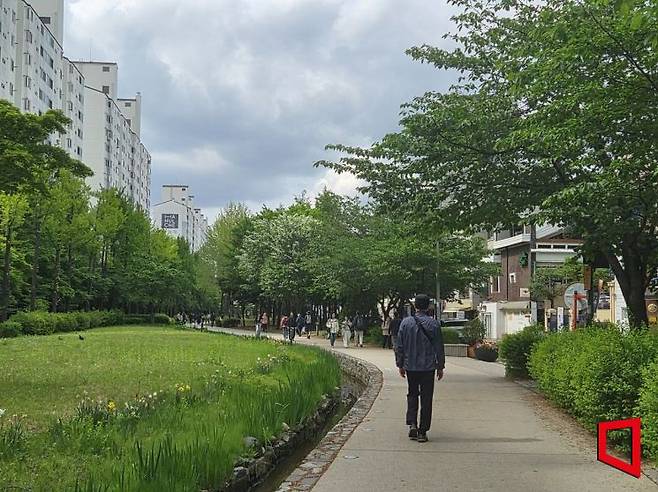지난달 27일 서울 마포구 경의선숲길에 시민들이 산책을 즐기고 있다. 심성아 기자
