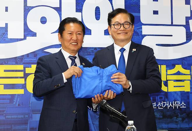 정청래 더불어민주당 대표가 24일 오전 인천 연수구 정지열 더불어민주당 연수구청장 후보 선거사무소에서 열린 현장 최고위원회의에서 송영길 더불어민주당 인천 연수갑 보궐선거 후보에게 파란 점퍼를 전달한 뒤 기념촬영 하고 있다./뉴시스