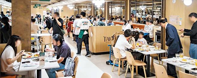 급식업체 아워홈이 지난 1일 서울 종로구 영풍빌딩에 문을 연 뷔페 매장 ‘테이크’에서 고객들이 점심 식사를 하고 있다. ‘런치플레이션(런치+인플레이션)’이 심화하는 가운데, 이곳에서 100여 m 거리에 위치한 업계 1위 뷔페 ‘애슐리퀸즈’ 매장과 경쟁에 나선 것이다. /아워홈