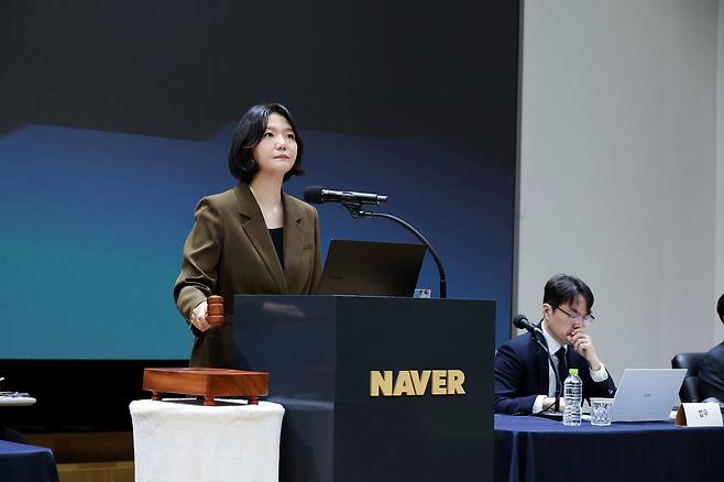 최수연 네이버 대표가 지난 3월 23일 오전 경기 성남시 분당구 네이버 그린팩토리에서 열린 제27기 정기 주주총회에서 발언하고 있다./네이버 제공