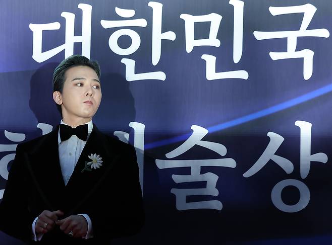 빅뱅 지드래곤이 23일 오후 서울 중구 국립극장 해오름극장에서 열린 '2025 대한민국 대중문화예술상 시상식' 레드카펫에 참석해 포즈를 취하고 있다./뉴스1