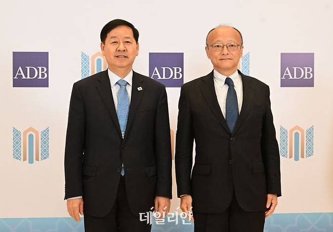 구윤철 경제부총리 겸 재정경제부 장관이 3일(현지시간) 콘글래서센터에서 칸다 마사토 아시아개발은행(ADB) 총재와 면담에 앞서 기념사진을 찍고 있다.ⓒ재정경제부