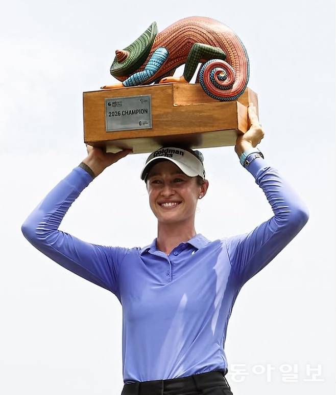 여자 골프 세계랭킹 1위 넬리 코르다가 4일 미국여자프로골프(LPGA)투어 리비에라 마야 오픈에서 우승을 차지한 뒤 기념 촬영을 하고 있다. 사진 출처 LPGA투어 인스타그램