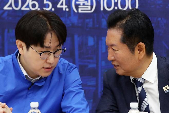 정청래 더불어민주당 대표와 부산 북갑 보궐선거 후보인 하정우 전 청와대 AI미래기획수석이 4일 오전 부산 동구 부산항국제전시컨벤션센터에서 열린 부산 현장 최고위원회의에서 대화하고 있다. 2026.5.4 뉴스1