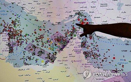 지난달 27일 프랑스 해상 정보·협력·감시 센터의 화면 속 호르무즈 해협 선박들.연합뉴스