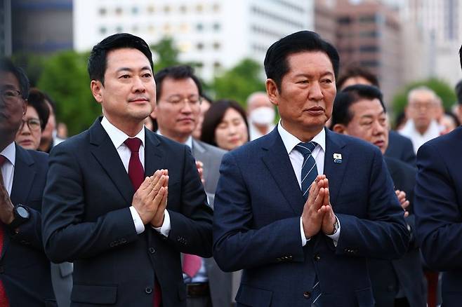 장동혁 국민의힘 대표와 정청래 더불어민주당 대표가 지난달 30일 오후 서울 여의도 국회에서 열린 '국회정각회 부처님오신날 봉축점등식'에서 합장하고 있다. 뉴시스