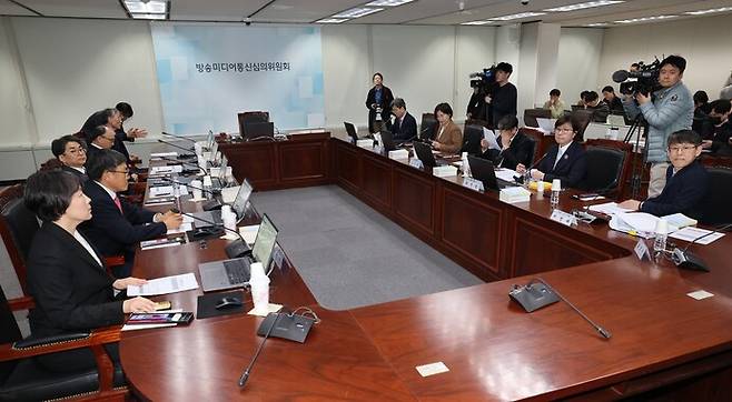 3월12일 서울 양천구 한국방송회관에서 방송미디어통신심의위원회 1차 전체회의가 열리고 있다. 최현수 기자 emd@hani.co.kr