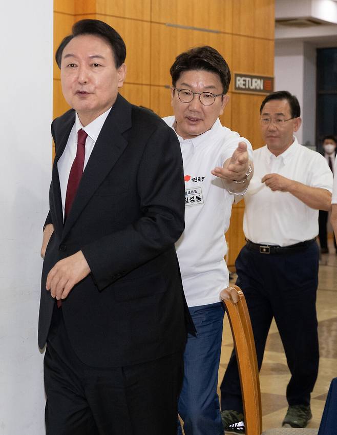 윤석열이 2022년 8월25일 오후 충남 천안시 동남구 재능교육연수원에서 열린 국민의힘 연찬회에서 권성동 의원의 안내를 받고 있다. 연합뉴스