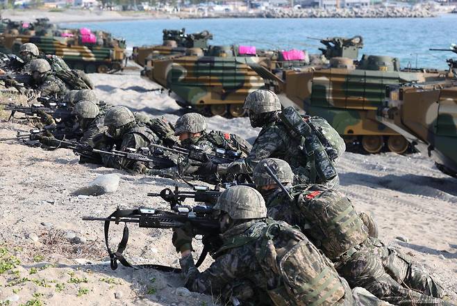 4월 27일 경북 포항시 독석리 해안에서 열린 2026년 전반기 합동상륙훈련 '결정적 행동'에서 훈련에 참여한 장병과 장비들이 신속한 작전 전개를 하고 있다. 이번 훈련에는 육·해·공군, 해병대, 뉴질랜드 육군 등 합동전력 3,200여 명이 참가했다. 연합뉴스