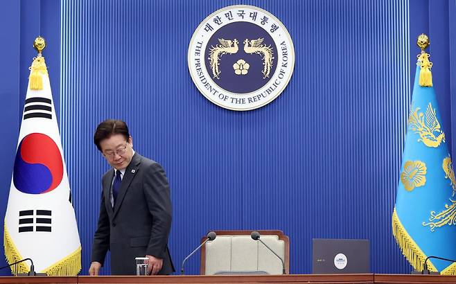 이재명 대통령이 4월 30일 청와대에서 열린 수석보좌관회의에서 국민의례를 마친 뒤 돌아서고 있다. 왕태석 선임기자