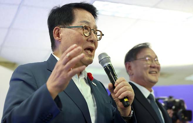 박지원(왼쪽) 더불어민주당 의원이 3일 경남 창원시 성산구에서 열린 같은 당 김경수 경남지사 후보 선거 캠프 개소식에 참석해 축사하고 있다. 창원=연합뉴스