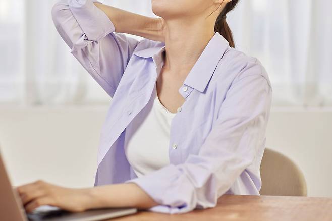 경추 통증을 완화하기 위해서는 인체 정렬을 회복하려는 노력이 필요하다. ​/사진=클립아트코리아