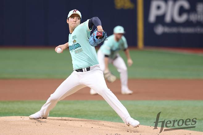 지난 2일 두산전에서 역투하는 안우진. 키움 히어로즈 제공