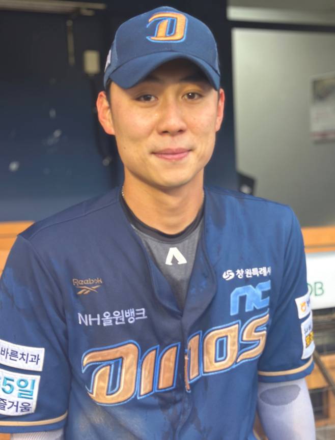 NC 한석현이 3일 잠실 LG전 승리 후 취재진과 인터뷰를 하고 있다. 잠실=이형석 기자&nbsp;