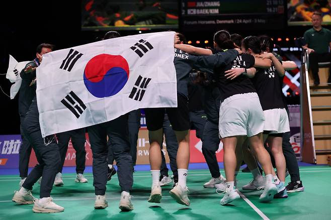<yonhap photo-5588="">덴소컵에서 통산 3번째 우승을 차지한 한국 여자 대표팀이 태극기를 들고 자축하는 모습. 신화=연합뉴스</yonhap>