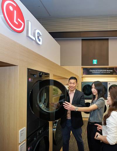 고객들이 LG전자의 워시타워·워시콤보 제품을 살펴보고 있다. [사진=LG전자]