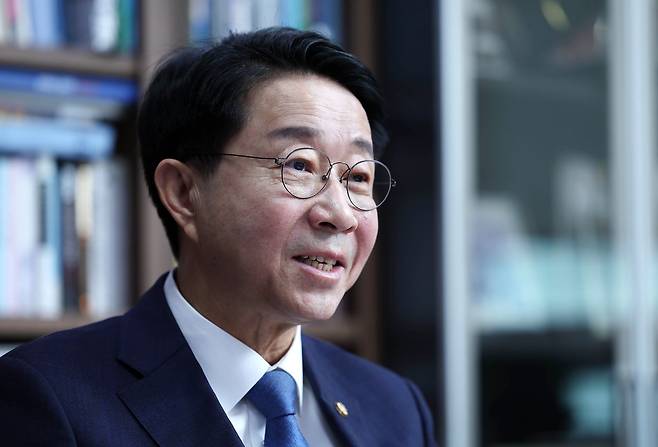조정식 더불어민주당 의원이 1일 오전 국회 의원회관 사무실에서 열린 중앙일보와 인터뷰에서 발언을 하고 있다. 임현동 기자