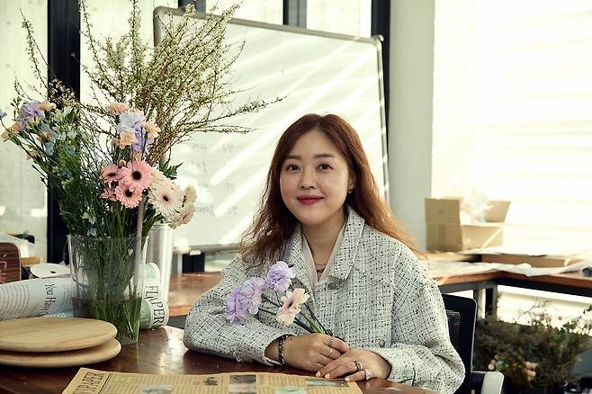 경기도 고양시 고양꽃전시관에 위치한 그림앤꽃아카데미학원에서 플로리스트로서 다양한 연령대의 수강생들과 꽃을 매개로 소통하는 이해나 원장.