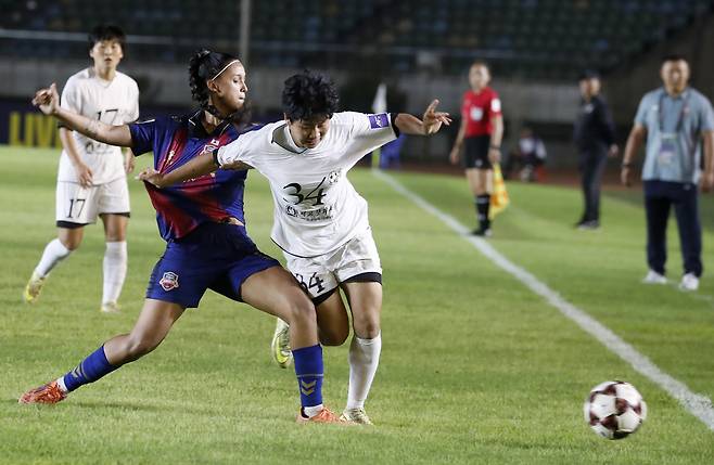지난해 11월 미얀마에서 열린 내고향여자축구단과 수원FC 위민의 맞대결에선 내고향이 3-0 완승을 거뒀다. EPA=연합뉴스
