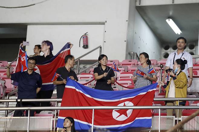 지난해 11월 미얀마에서 열린 AFC 여자 챔피언스리그 조별리그에서 내고향여자축구단을 응원하는 북한 축구팬들. EPA=연합뉴스