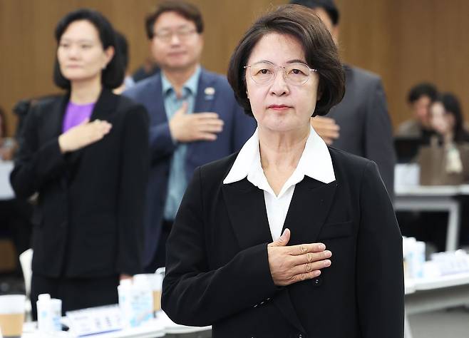 경기도 수원시 경기도의회에서 열린 '더불어민주당 경기도지사 후보와 함께하는 지역위원회 현안 간담회'에서 추미애 후보가 국기에 경례하고 있다. 연합뉴스
