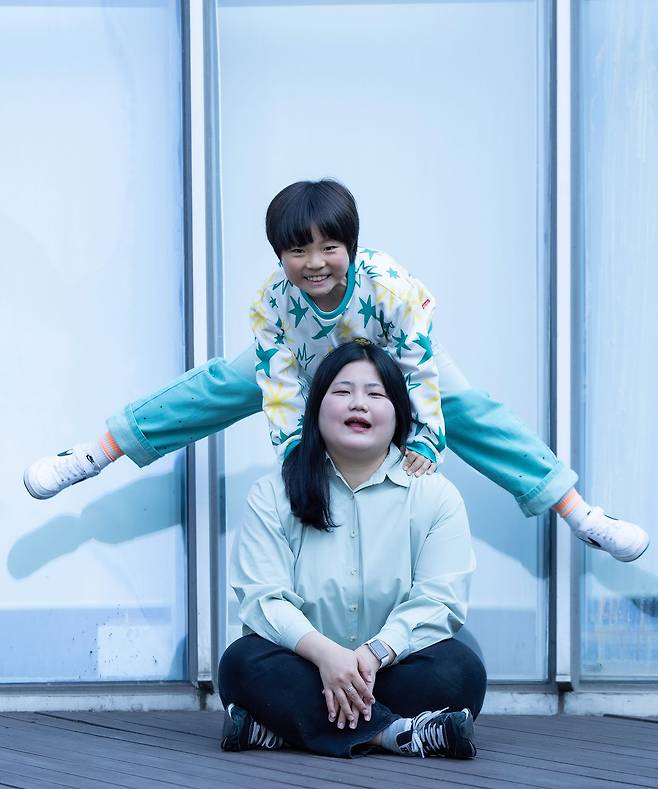 지난달 30일 서울 명동예술극장에서 만난 연극 ‘그의 어머니’ 아역 배우 최자운과 샤프롱 김채린. 권혁재 사진전문기자