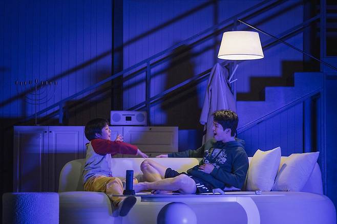 연극 ‘그의 어머니’ 에서 동생 ‘제이슨’과 형 ‘매튜’가 장난을 치는 장면. 사진 국립극단