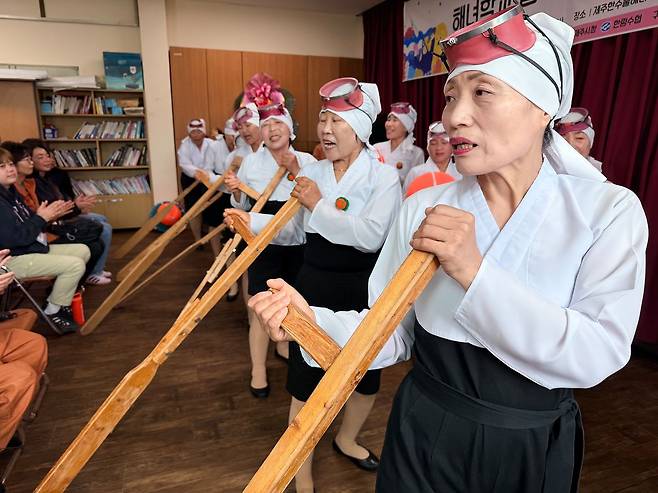 지난 2일 제주시 한림읍 귀덕2리 리사무소에서 열린 한수풀해녀학교 입학식에서 마을 해녀들이 축하공연을 하고 있다. 최충일 기자