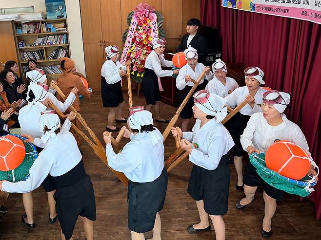 지난 2일 제주시 한림읍 귀덕2리 리사무소에서 열린 한수풀해녀학교 입학식에서 마을 해녀들이 축하공연을 하고 있다. 최충일 기자