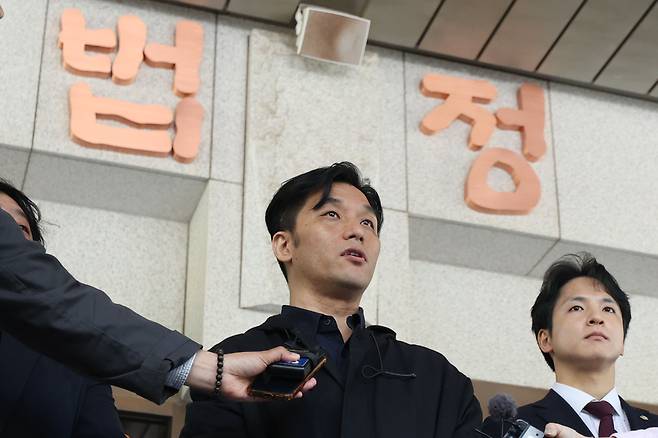 다큐멘터리스트 정윤석 감독이 4월30일 대법원에서 건조물침입죄 유죄 확정 판결을 받은 뒤 법정을 나와 취재진 질문에 답하고 있다. /뉴시스