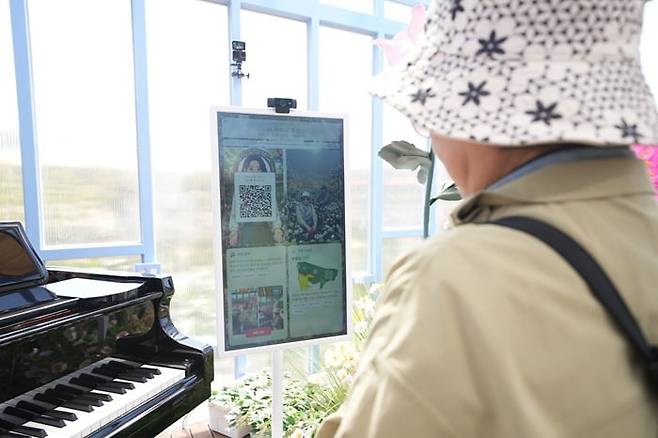 AI 피아노 인피니아를 체험 중인 관람객 모습 / 출처=크리에이티브마인드