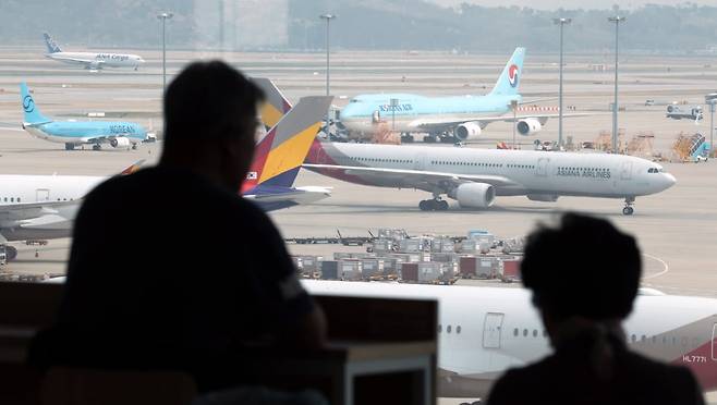 14일 인천국제공항 제2여객터미널 계류장에서 항공기가 이동하고 있다. 사진=뉴스1